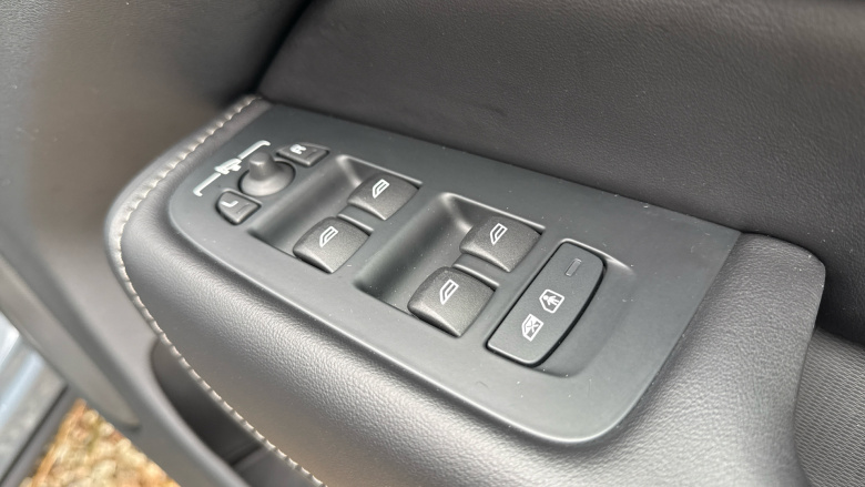 Volvo XC60 2.0 B5P Ultimate Dark 5dr AWD Geartronic Petrol Estate